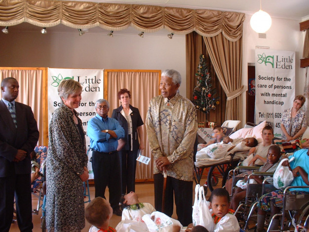 L’ex presidente sudafricano, Nelson Mandela, visita i fondatori di LITTLE EDEN Society, Domitilla e Daniele Hyams, a Edenvale nel 2002.